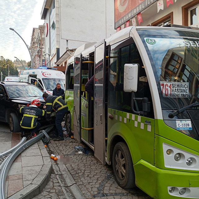 Kocaeli'de cipin otobüs durağında bekleyenlere çarptığı kazada 6 kişi yaral...