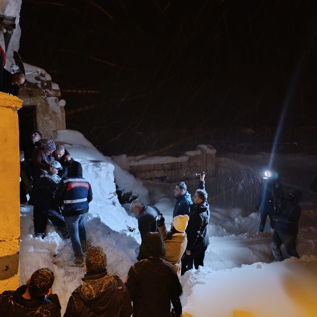Kayseri'de kar nedeniyle balkon çatısı çöken evde mahsur kalan çift kurtarı...