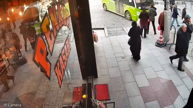 79 yaşındaki sürücünün kullandığı cip, durağa daldı; 6 kişinin yaralandığı kaza kamerada