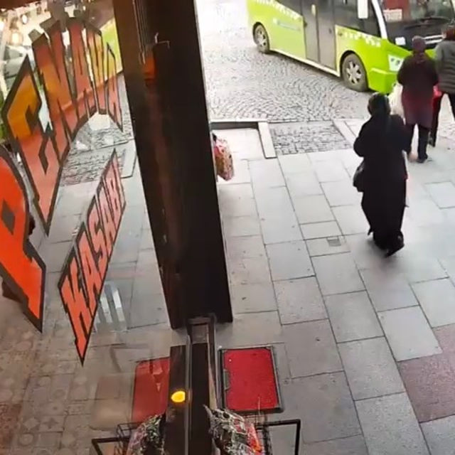 79 yaşındaki sürücünün kullandığı cip, durağa daldı; 6 kişinin yaralandığı...