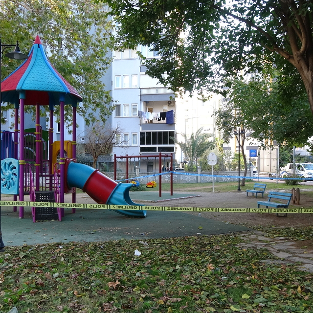 Husumetli ailelerin parktaki silahlı kavgasında saçmaların isabet ettiği 2...