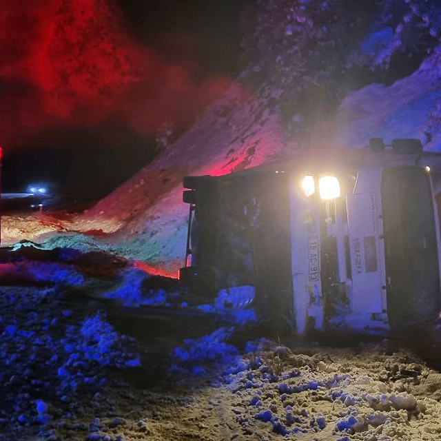 Çorum'da devrilen kamyonetteki 3 kişi yaralandı