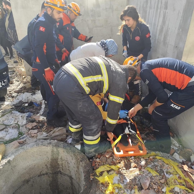 Hatay'da kuyuya düşen kişi kurtarıldı