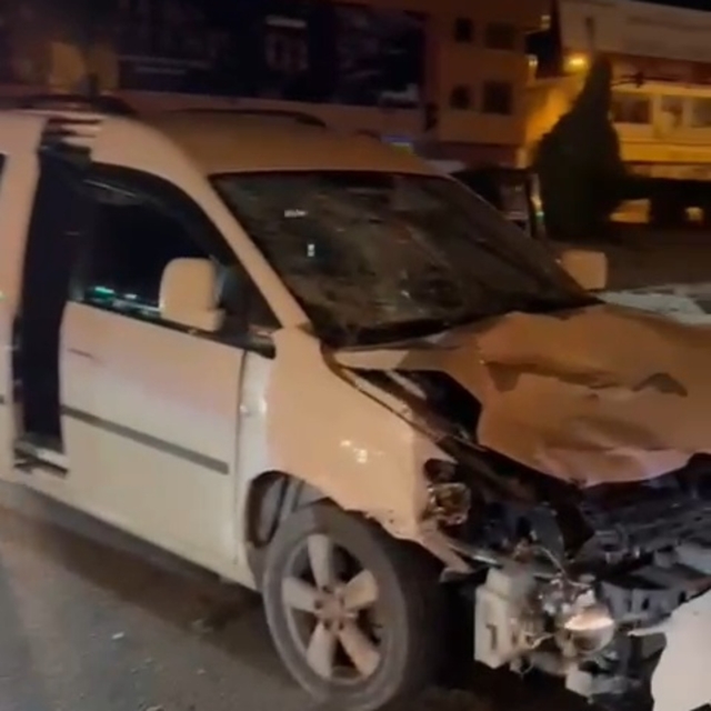 Kırmızı ışıkta geçen elektrikli bisiklet, hafif ticari araçla çarpıştı: 1 ö...