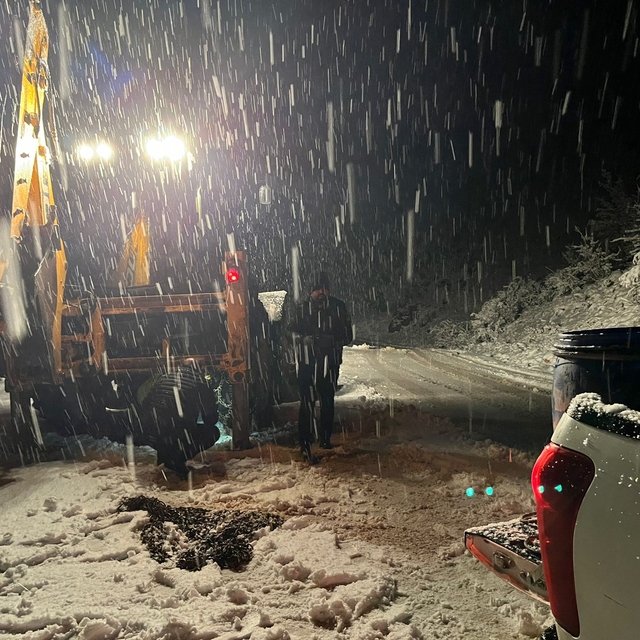 Siirt'te kar ve tipi nedeniyle yolda mahsur kalan 2 araç kurtarıldı