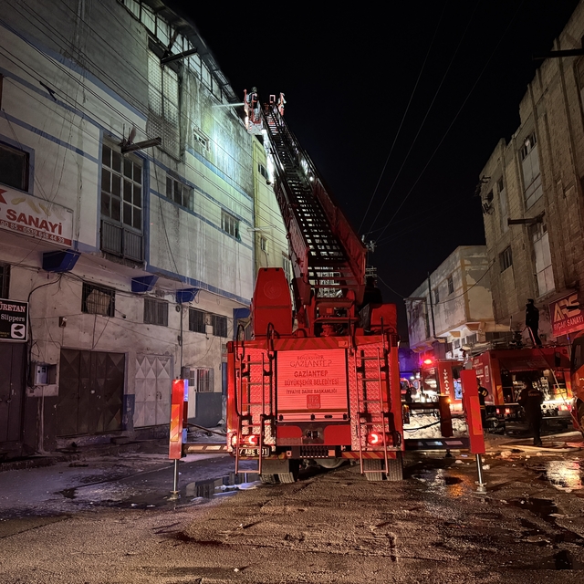 Gaziantep'te ayakkabı ve terlik imalathanesinde çıkan yangın söndürüldü