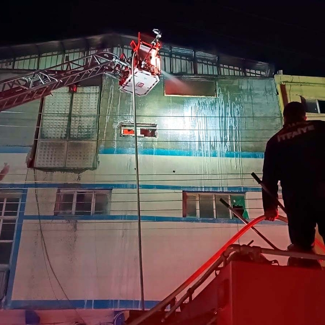 Gaziantep'te ayakkabı ve terlik imalathanesindeki yangın 4 saatte söndürüld...