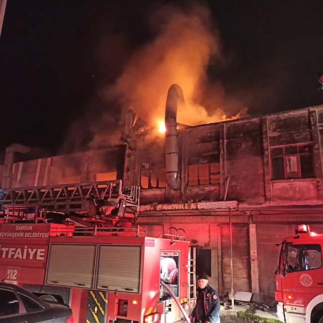 Samsun'da mobilya imalathanesinde çıkan yangın hasara yol açtı