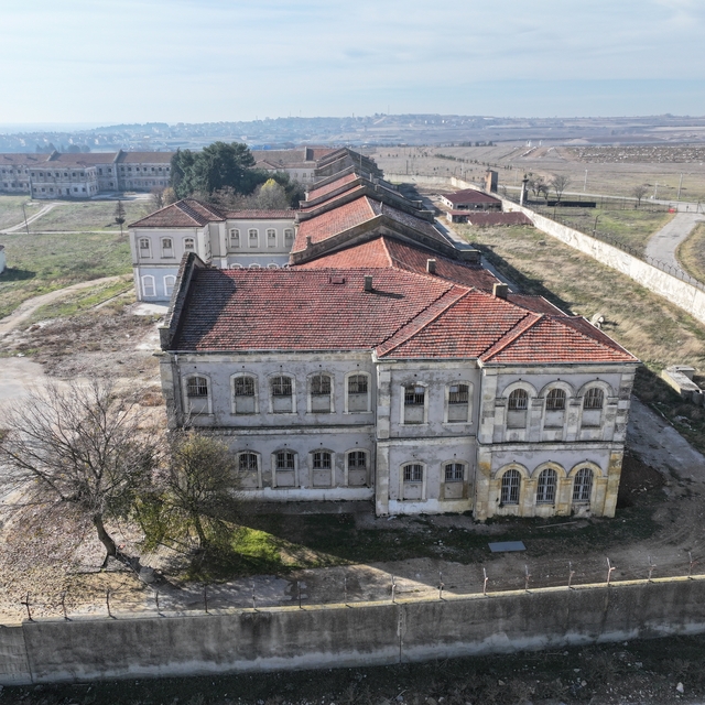 Edirne'de uzun yıllar cezaevi olarak kullanılan Mahmudiye Kışlası kültür me...