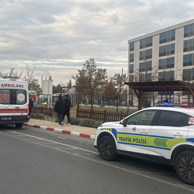 Edirne'de minibüs ve otomobilin karıştığı kazada üniversite öğrencisi yaral...