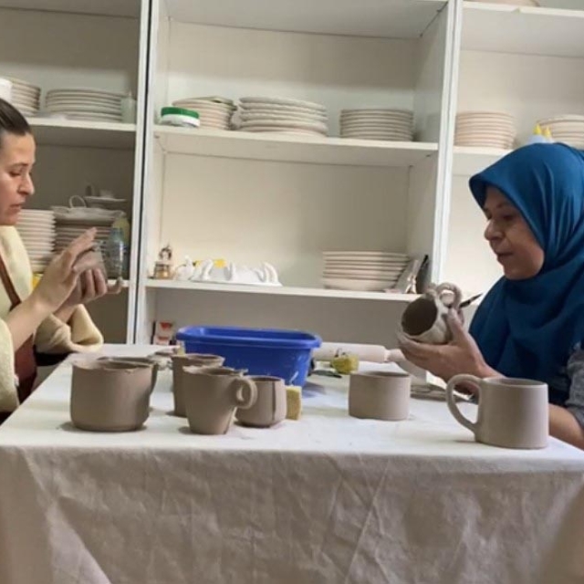 Seramik sanatçısı Merve, mesleğini öğrettiği annesiyle birlikte atölye kurd...