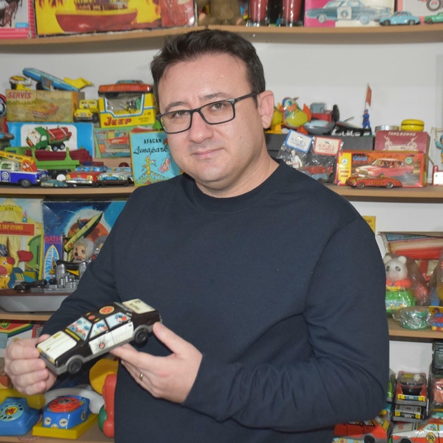 Bitpazarında çocukluk arabasına rastladı; 4 bin oyuncak biriktirdi