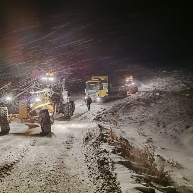 Mersin'de kar nedeniyle yolda mahsur kalan 6 tır sürücüsü kurtarıldı