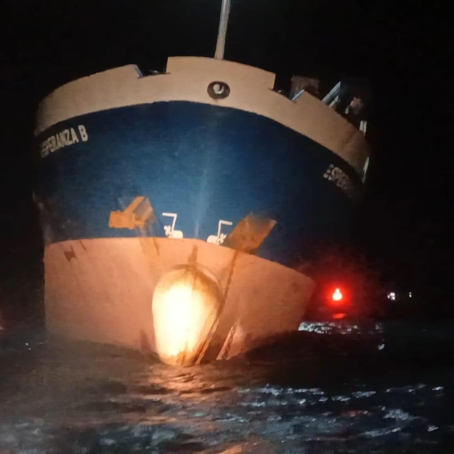 Mersin'de yan yatan gemi, doğrultuldu