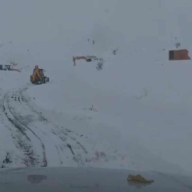Siirt'te kardan kapanan yollar açıldı; mahsur kalan 8 öğrenci kurtarıldı
