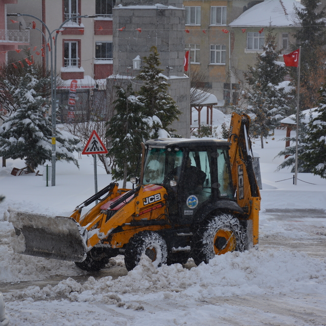 Başçiftlik'te kar temizleme çalışması yapıldı