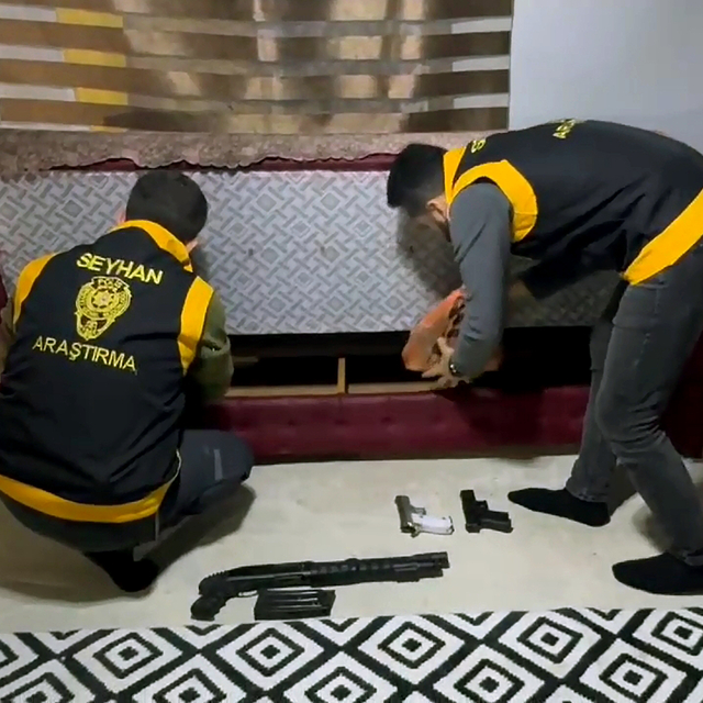 Çekyatın altından 7 ruhsatsız silah çıktı; 'Sokakta buldum' dedi