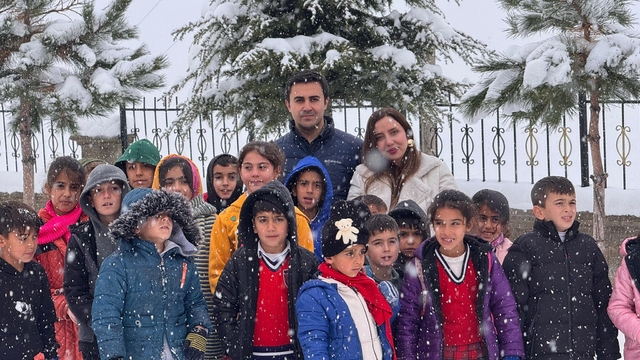 Adaklı Kaymakamı Koray Çelik, çocuklarla kar topu oynadı