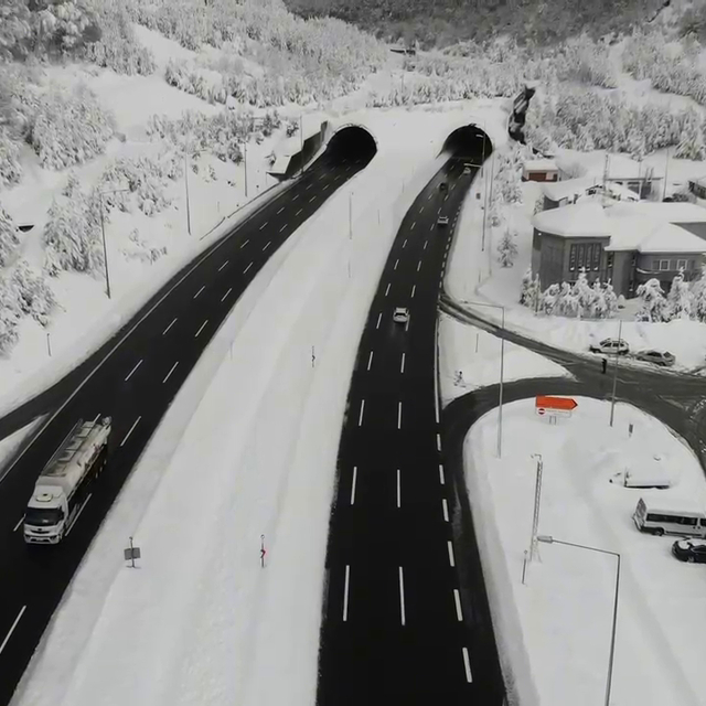 Anadolu Otoyolu'nun Bolu Dağı geçişi, kar temizleme çalışması nedeniyle tra...