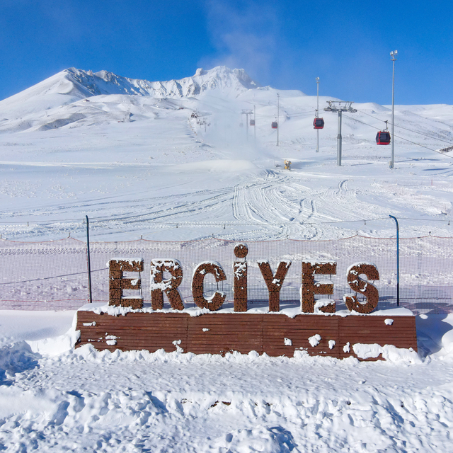 Kar yağışıyla Erciyes beyaza büründü
