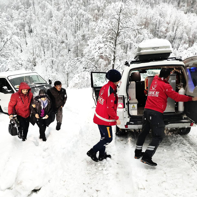 Yolu kapalı mahallede rahatsızlanan kadını, UMKE hastaneye yetiştirdi