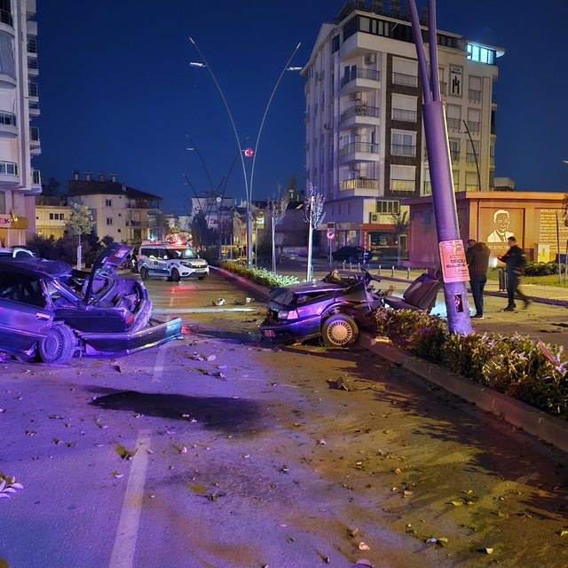 Antalya'da aydınlatma direğine çarpıp ikiye bölünen otomobildeki genç kız ö...