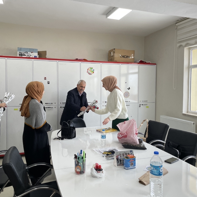 Başçiftlik Belediye Başkanı Bolat, öğretmelere çiçek dağıttı