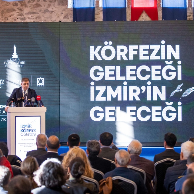 İzmir Körfezi'ndeki kirlilik ve balık ölümlerine çözüm arayışları çalıştayd...