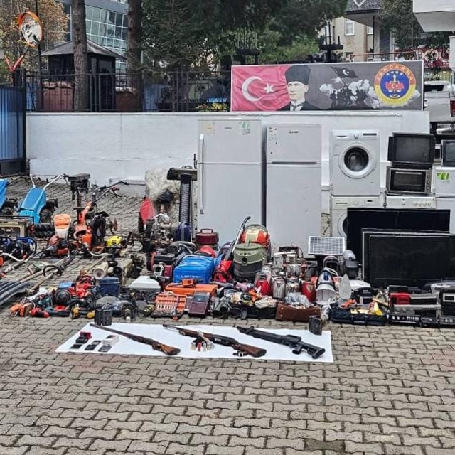 Trabzon'da 13 evden hırsızlık yaptığı iddia edilen 3 kişi yakalandı