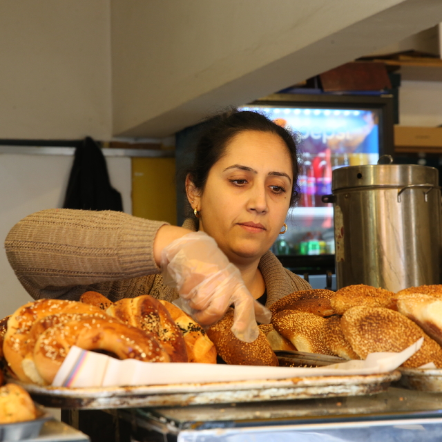Hatay'da "üşümesin" diye fırına alınan kadın, cep telefonu çaldı