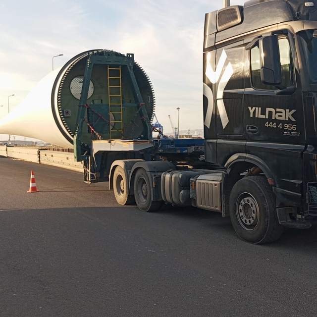 Kayseri'de raylı sisteme enerji sağlayacak RES tribünlerinin kanatlarının s...