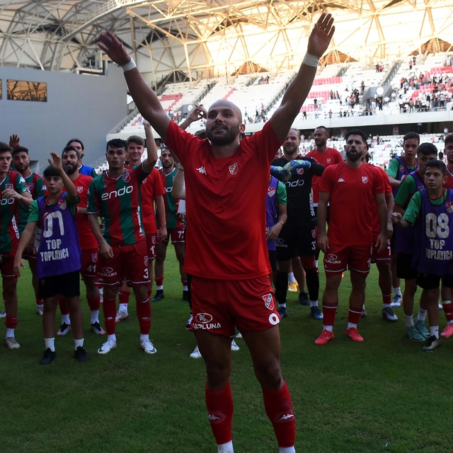 Karşıyaka'da İshak sentetik çim kurbanı