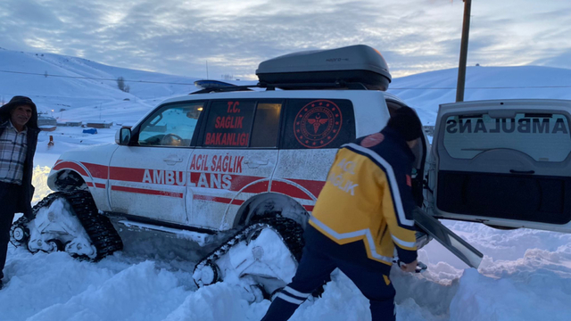 Artvin ve Bayburt'ta yolu kardan kapanan köylerdeki hastaların yardımına ekipler yetişti