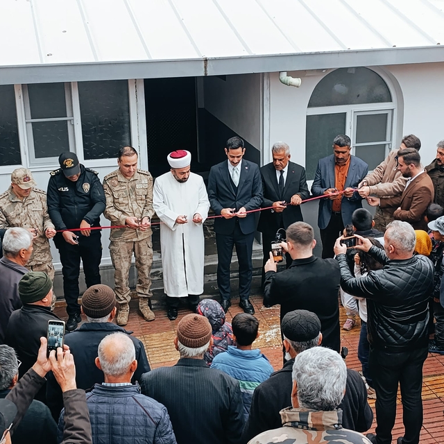 Gaziantep'te depremde yıkılan cami yeniden yapılarak ibadete açıldı