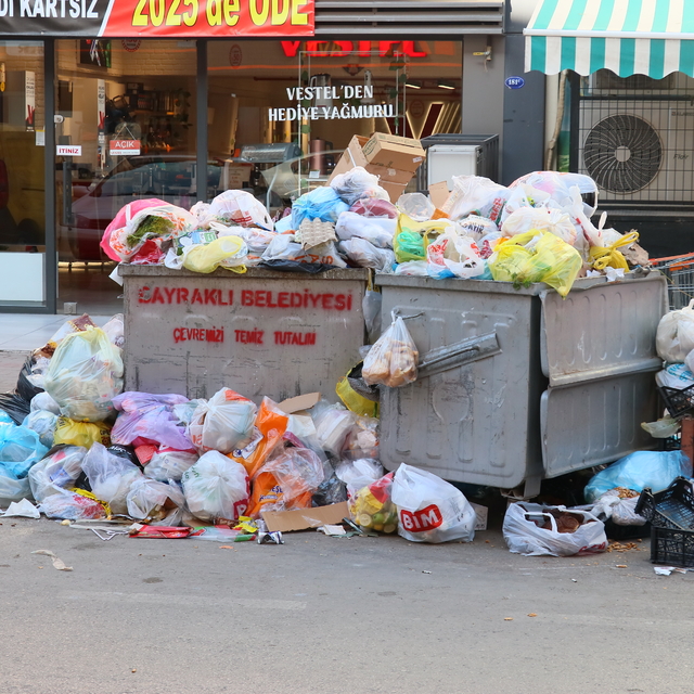 İzmir Bayraklı'da işçilerin grevi nedeniyle sokaklarda çöp yığınları oluştu