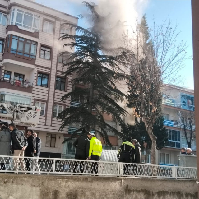Mahalleyi havaya uçurmakla tehdit etmişti; ateşe verdiği evinde öldü