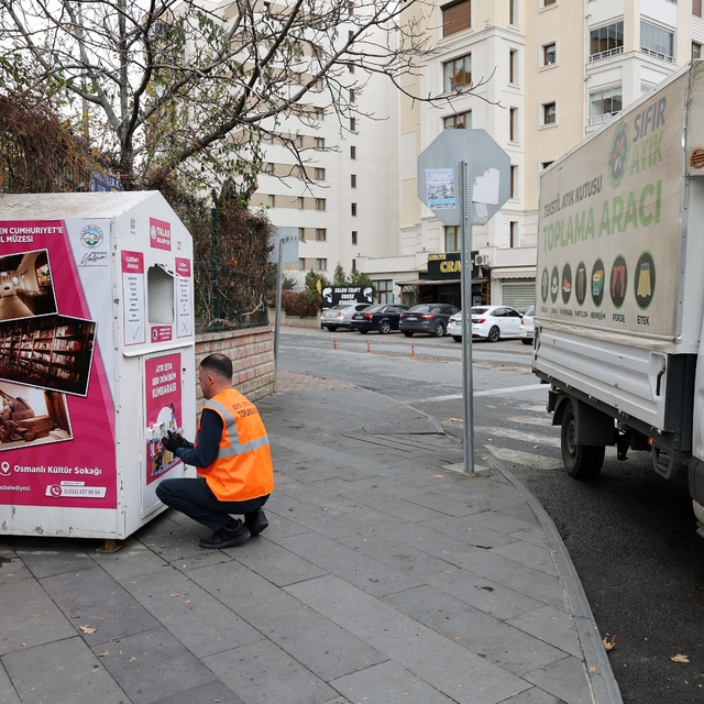 Talas'ta atık eşya kumbaraları yenilendi