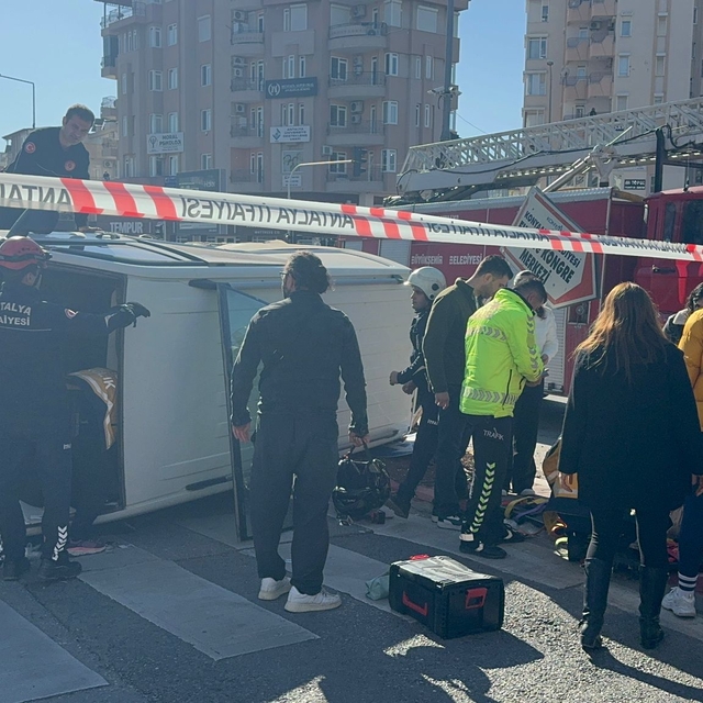 Antalya'da minibüs ile hafif ticari aracın çarpıştığı kazada 3 kişi yaralan...