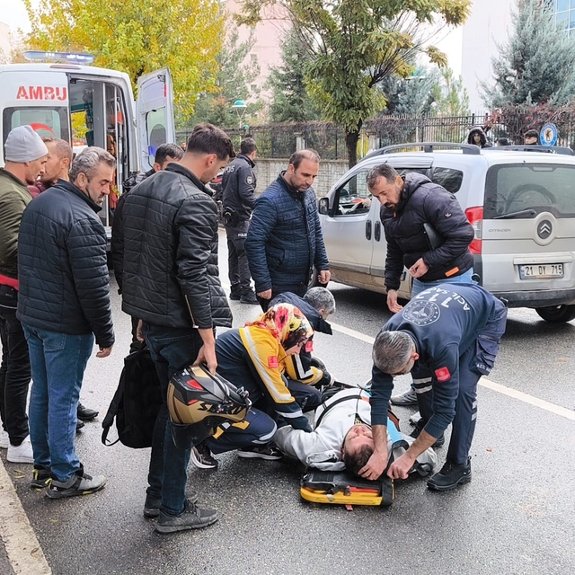 Siirt'te minibüsle çarpışan motosiklet sürücüsü yaralandı