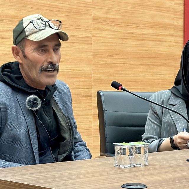 Yakınlarına sitem ettiği şiirle gündeme gelen muhtar adayı öğrencilerle bul...