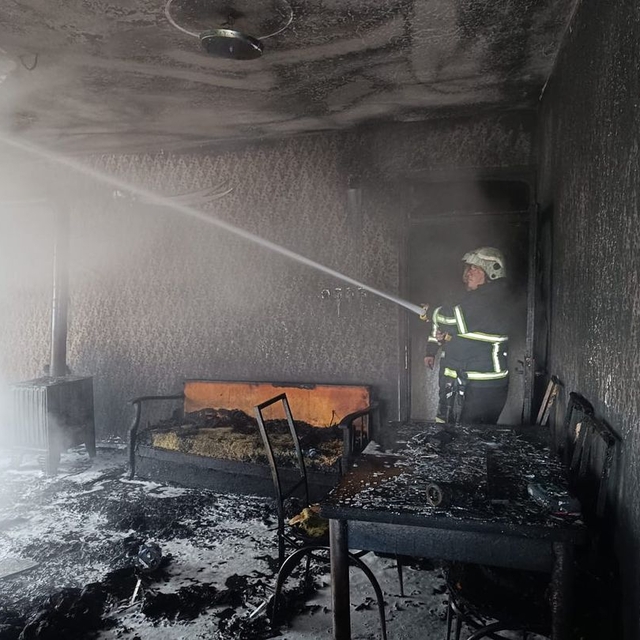 Hatay'da apartmanın giriş katında çıkan yangın söndürüldü