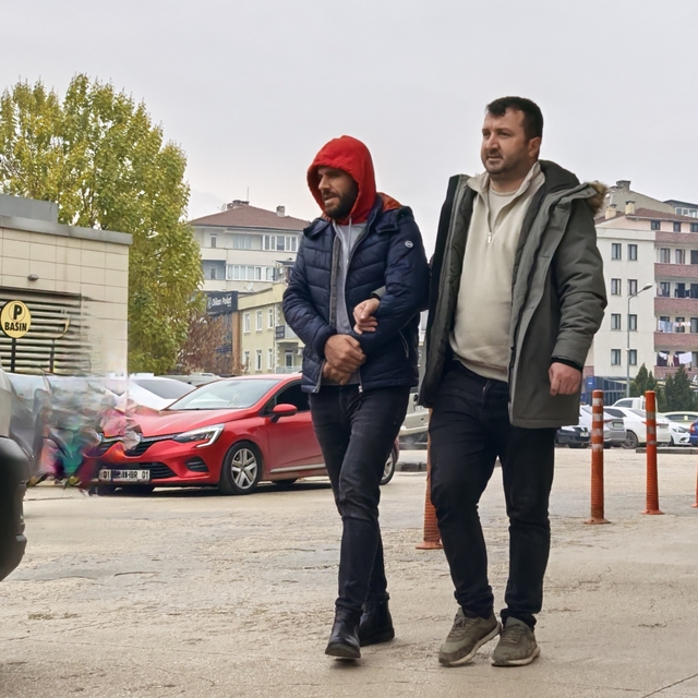 25 yıl hapisle aranan firari hükümlü, evindeki gizli bölmede yakalandı