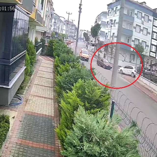 Kazada hafif yaralanan sürücü, moral vermesi için polis yakınını aradı