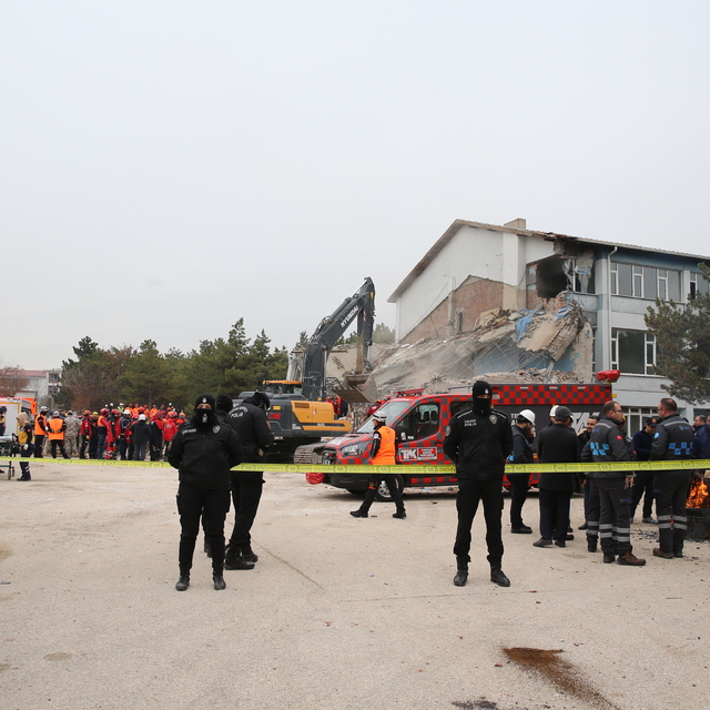 Eskişehir'de 568 personelin katılımıyla deprem ve uçak kazası tatbikatı yap...