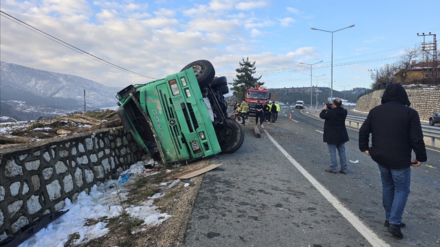 Karabük'te devrilen tomruk yüklü kamyondaki 2 kişi öldü