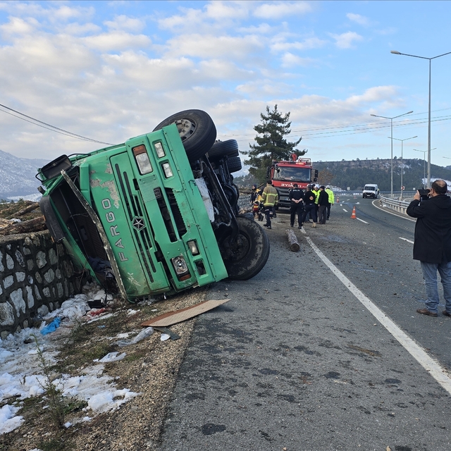 Karabük'te devrilen tomruk yüklü kamyondaki 2 kişi öldü