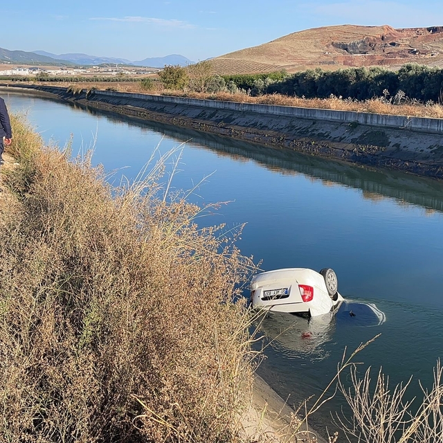 Otomobil sulama kanalına uçtu; baba- oğul öldü, anne yaralandı