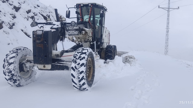Elazığ'da kapanan köy yolları ulaşıma açıldı (2)