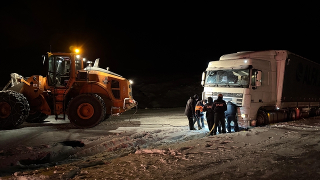 Ardahan'da kar, tipi ve buzlanma; 4 TIR yolda kaldı