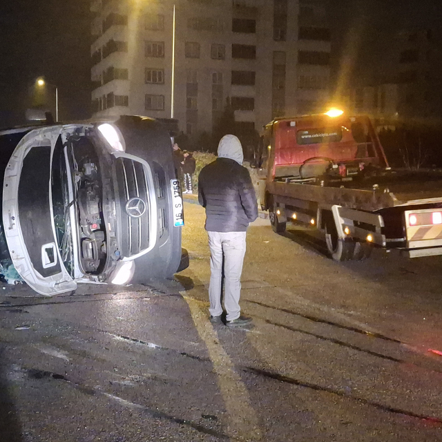 Bursa'da otomobil ile servis minibüsünün çarpıştığı kazada 8 işçi yaralandı